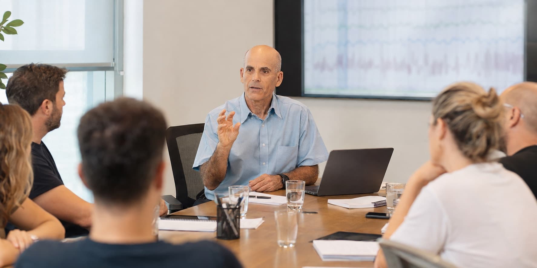 אלדד מירון מעביר הרצאה מקצועית בתחום הפוליגרף לקבוצת משתתפים